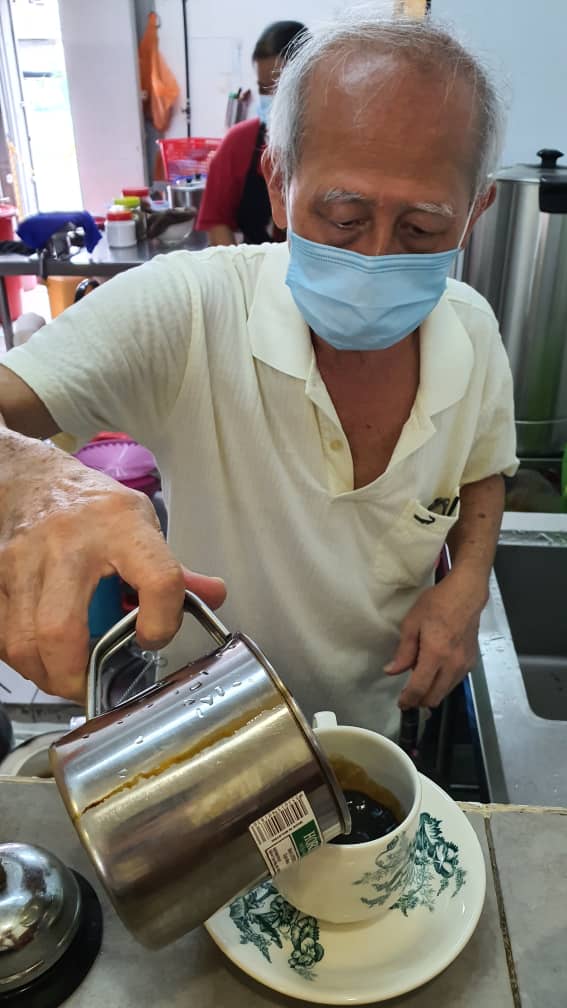 由于深受母亲当年经营茶室的磨练，桃源鸡饭店也有提供非常道地的海南咖啡！