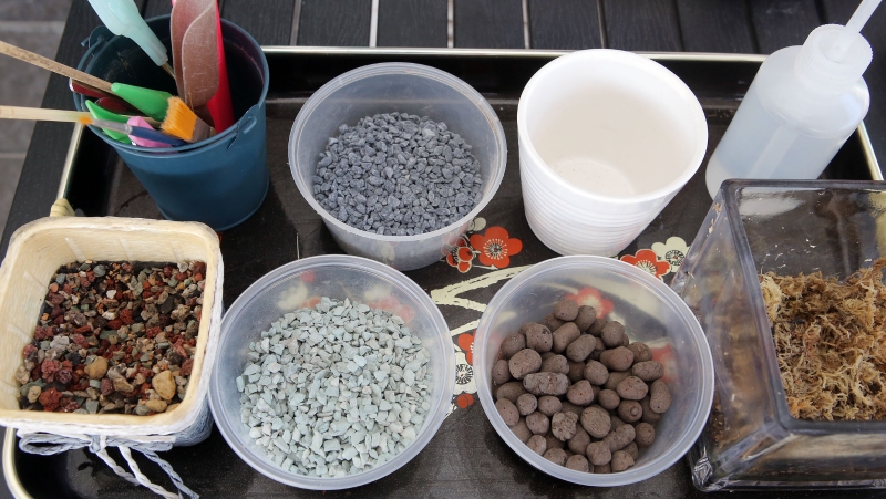 准备工具：水苔、陶粒、绿沸石、多肉石、颗粒土、美观石头、勺子、钳子、剪刀等。