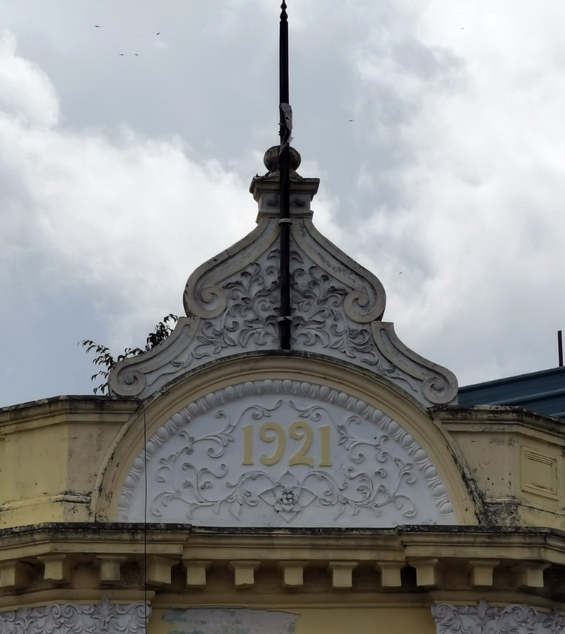 建筑物上刻有“1921”年份,表示该建筑物已有百年历史。 建筑物上刻有“1921”年份,表示该建筑物已有百年历史。