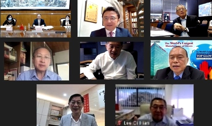 Ouyang Yujing (C in top left photo), Ter Leong Yap (top second photo) and other ACCCIM representatives at the virtual meeting.