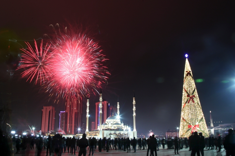 俄罗斯格罗兹尼，烟花在圣诞树和清真寺的广场上。