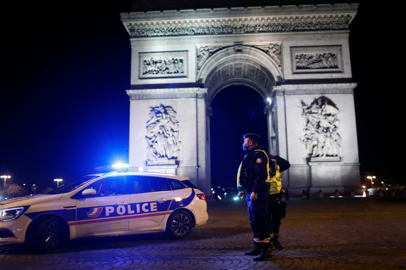 法国巴黎政府实施宵禁防疫,警方维持秩序。