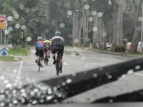 不畏日晒雨淋，陈英杰和一班脚踏车骑士继续前迈进，完成500公里旅途。（国大癌症中心提供）