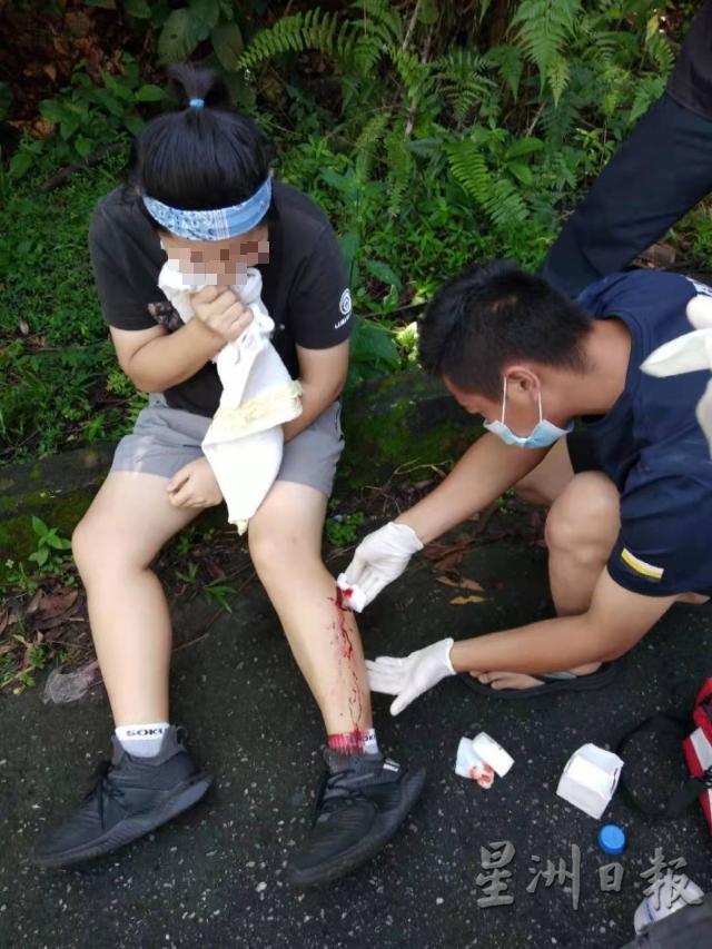 治安组织队员为女子处理伤口。