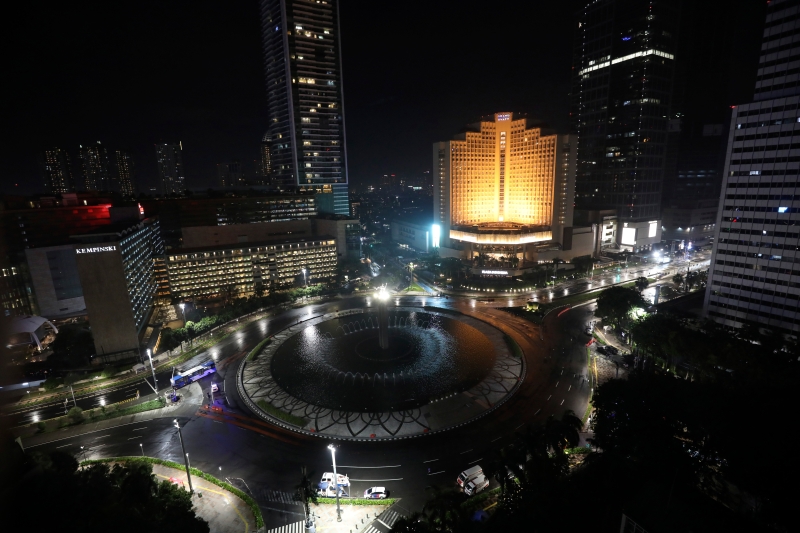 在印尼雅加达的主要商业区，空旷的印尼回旋处酒店（通常在新年前夜挤满了人的地方），但印尼政府禁止新年庆祝活动以防止冠状病毒爆发。