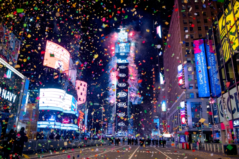 因为由于冠状病毒的持续流行，五彩纸屑只能在空荡荡的纽约时报广场街头上空飘荡。