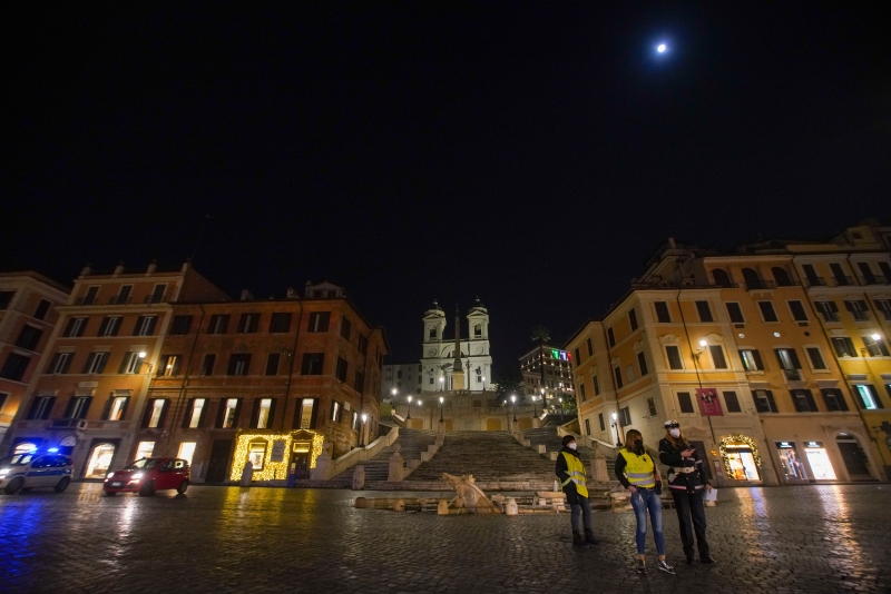 意大利罗马的西班牙阶梯广场站岗是倒数人们地点，疫情下变成空空荡荡。
