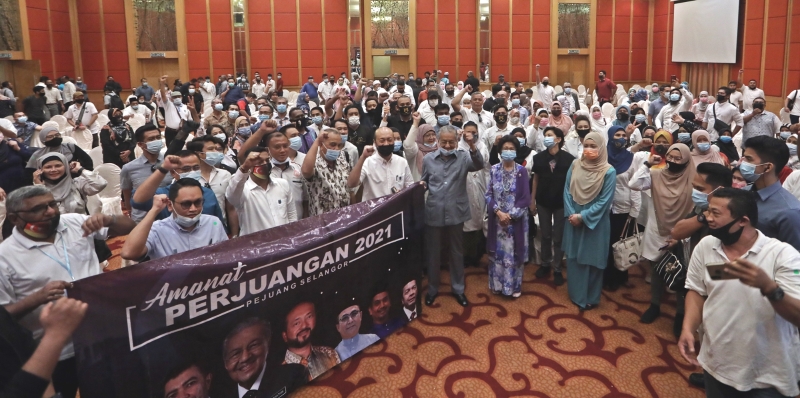 马哈迪(中)在慕克力的陪同下与雪州约300名斗士党党员在活动后合照。