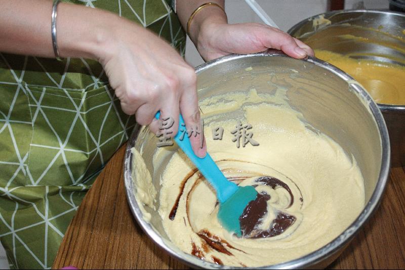 徐鹤蓉调制各层口味的面糊。在调制巧克力面糊部分，她在混合好的面糊，加入已融化的黑巧克力，冰淇淋巧克力粉、黑糖浆，调制成巧克力面糊。