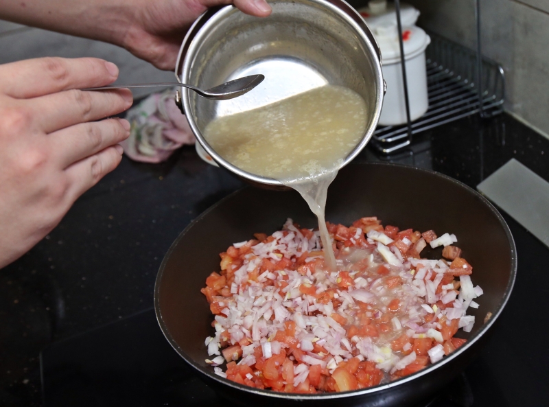 1.首先，将鱼肉起骨后，将鱼头及鱼骨熬成汤汁。热锅后将番茄及洋葱放入锅中；再倒入鱼汤盖过食材后，加入适量白酒，搅拌均匀。