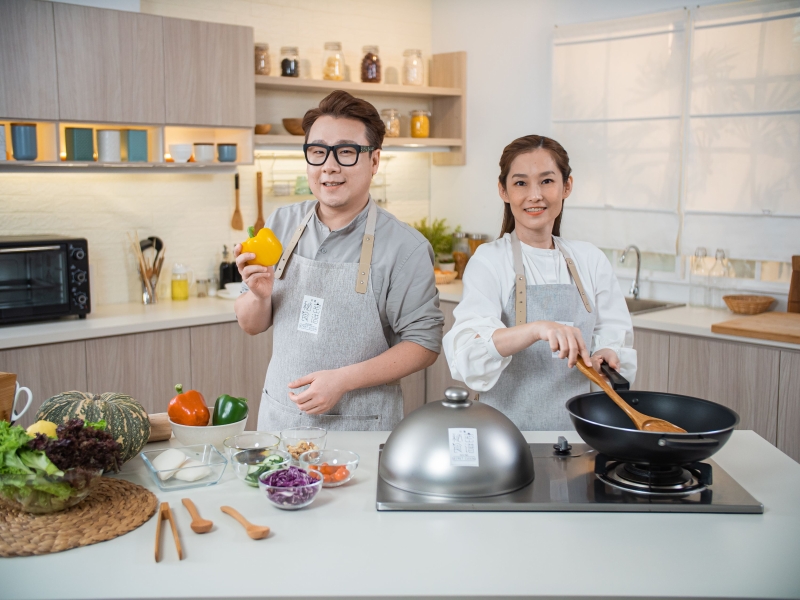 小凤凤和林震前首次联手主持烹饪节目《欢喜秘密食谱》。