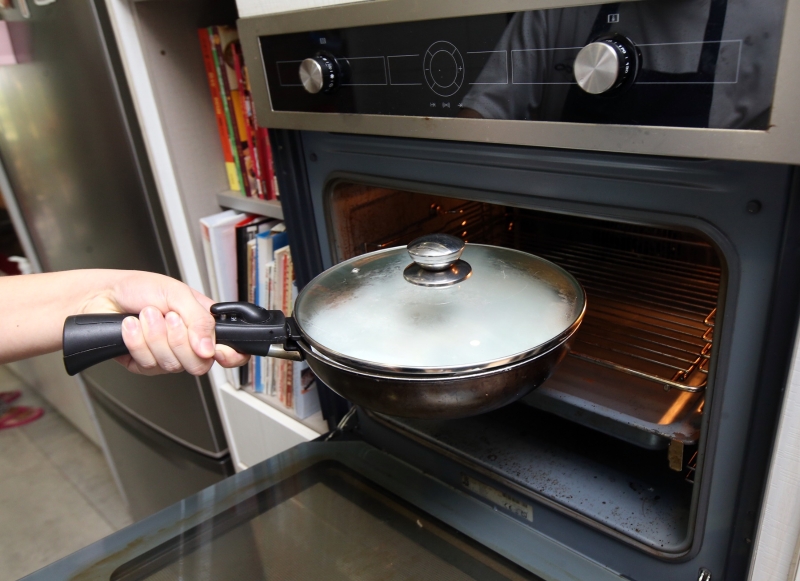 4.盖上锅盖，将烤箱温度调至摄氏210度及预热10分钟后，将鱼肉放入烤箱烘烤7分钟。