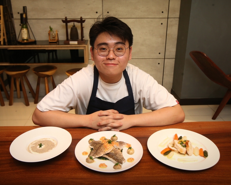 自小热爱下厨的陈智深目前在大马蓝带国际学院求学，能煮出精致细腻的法国佳肴。