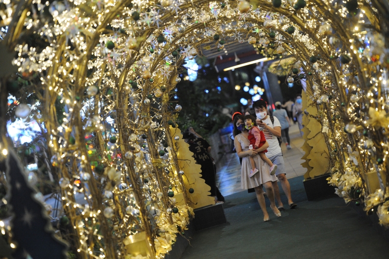 人们在新加坡乌节路观赏圣诞灯饰。　
