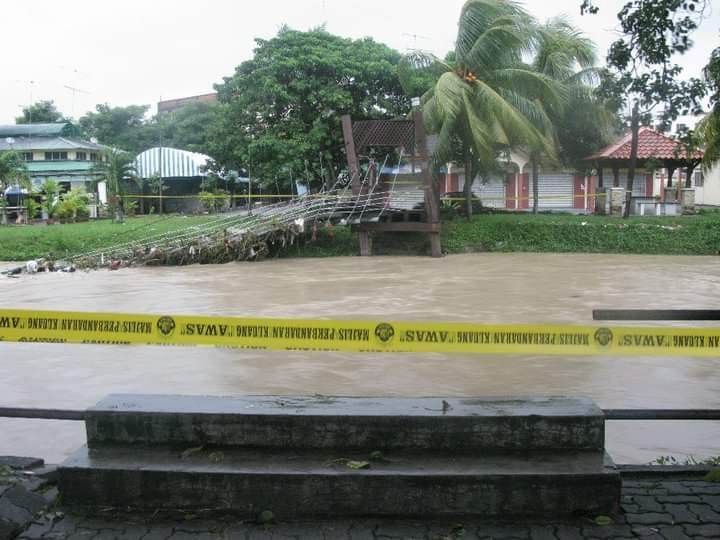 明吉摩河木桥也因水流湍急而坍塌。