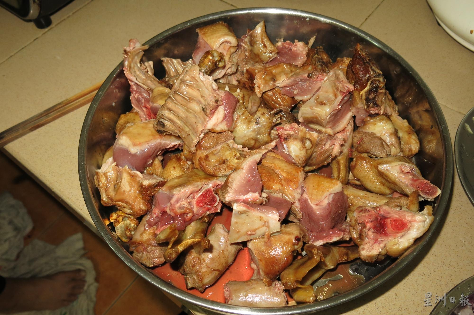 炸过的鸭肉待凉后再斩小件，煮时会比较入味。