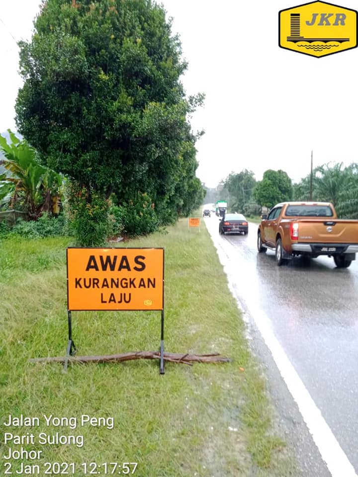 峇株巴辖公共工程局在积水路段置放安全警示牌，促驾驶者减速。