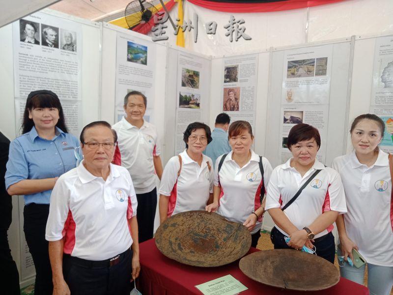 石隆门华工史迹文化遗产学会成员合影于展示会场第一摊位。
