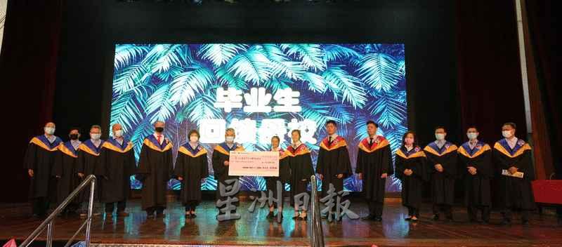 第53届高三毕业生代表移交1万5000令吉捐款，回馈母校。由叶参（左七）接收。