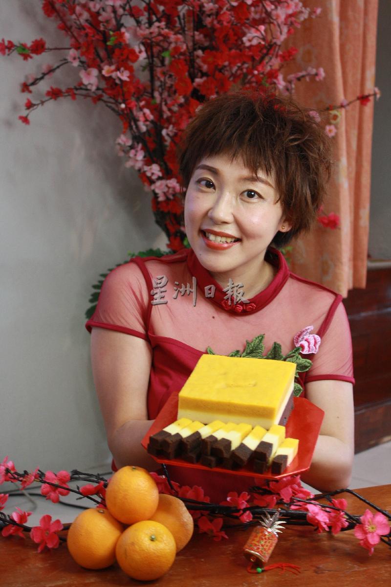 徐鹤蓉参考传统的千层蛋糕做法，再加以改良，研发成芒果巧克力芝士口味的千层蛋糕。