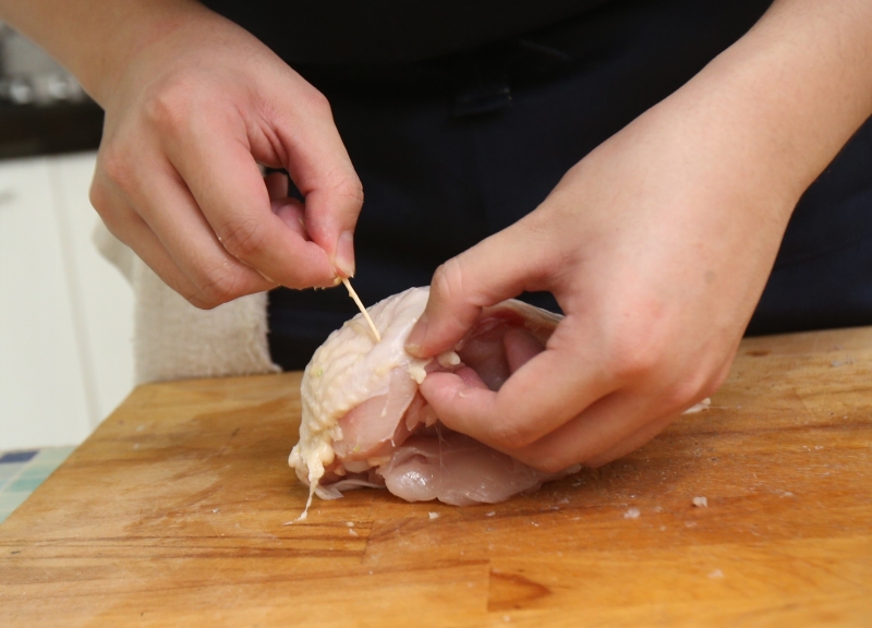 4.用几支牙签锁紧鸡胸肉的切口，以阻肉末渗出。