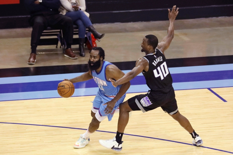 哈尔登（左） 周四在美国NBA篮球常规赛中企图运球突破沙加缅度国王的哈里逊，他在此役贡献33分，协助火箭险胜国王，拿下本季首胜。（美联社照片）