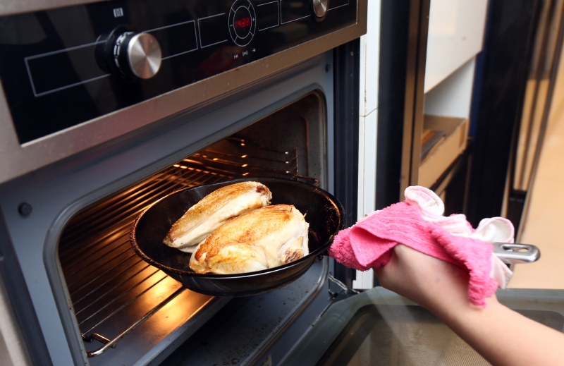 6.把煎至金黄色的鸡胸肉放入烤箱内，以摄氏220度烤5分钟。