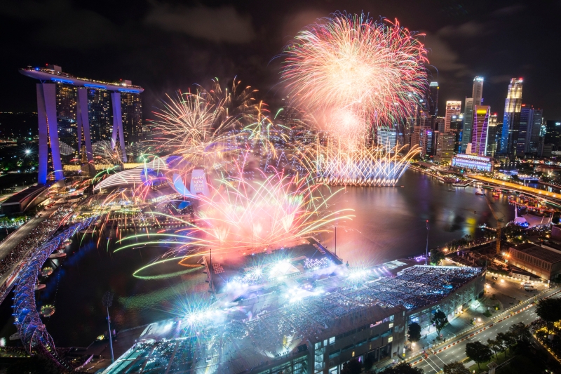 在新加坡浮动舞台举行的滨海湾2020年倒数活动的主办方在活动中燃放烟花，照亮天空。　