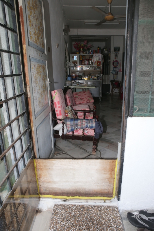 黄正威家中的隔水木板原是2尺高，却因为进出不易跨过，于是再锯短半尺。