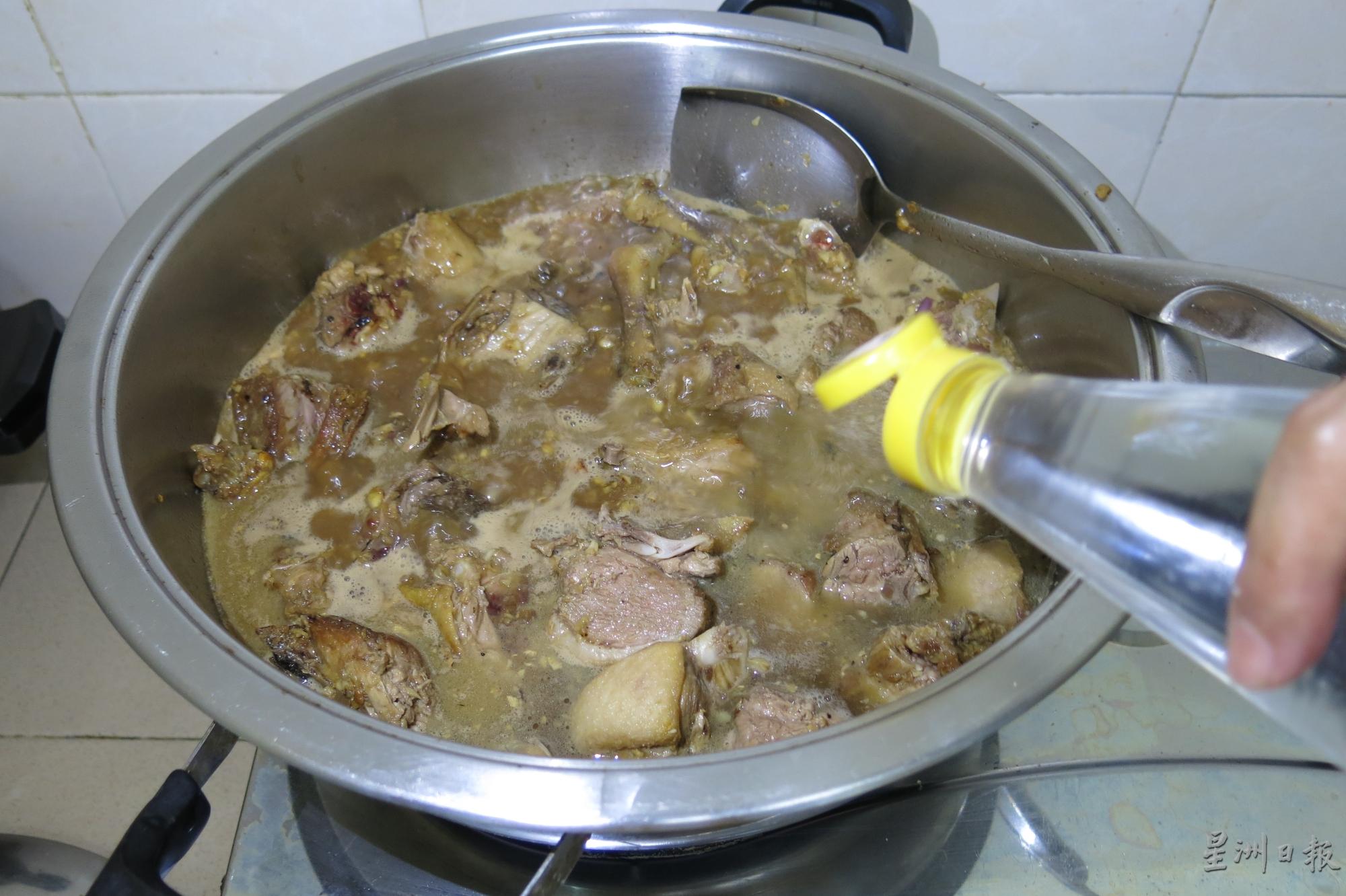 加入米醋盖上锅将鸭肉焖半小时或以上。

