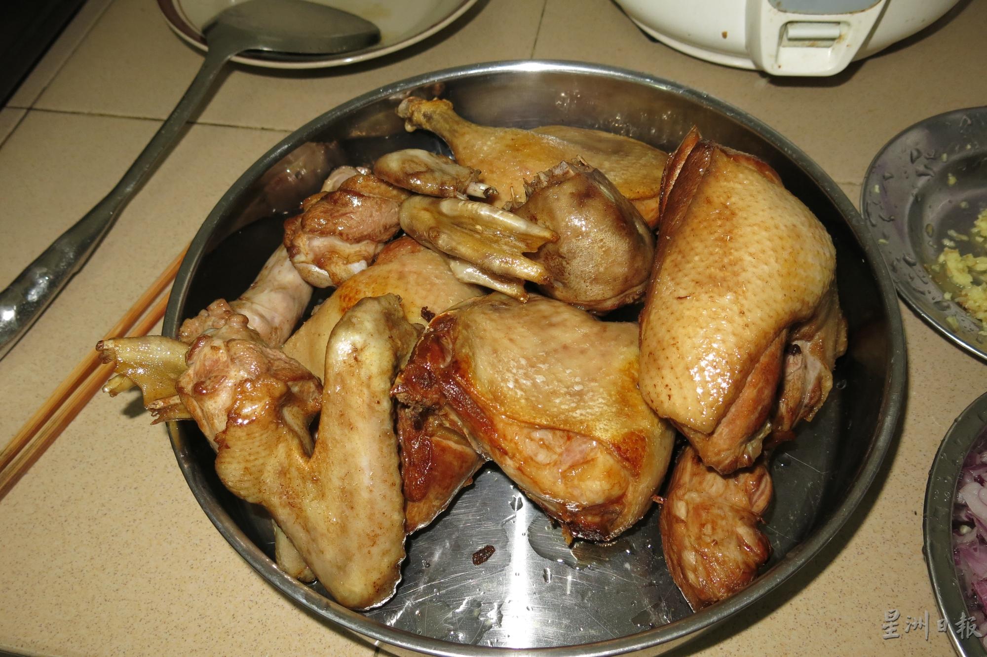 炸至微黄的鸭肉飘出一些焦香味。

