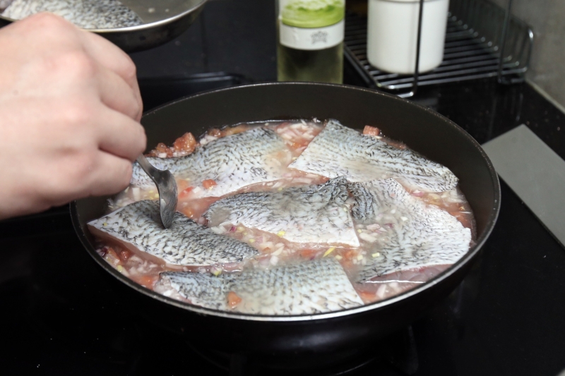 2.将鱼肉铺排在锅上，煮至滚后就熄火。