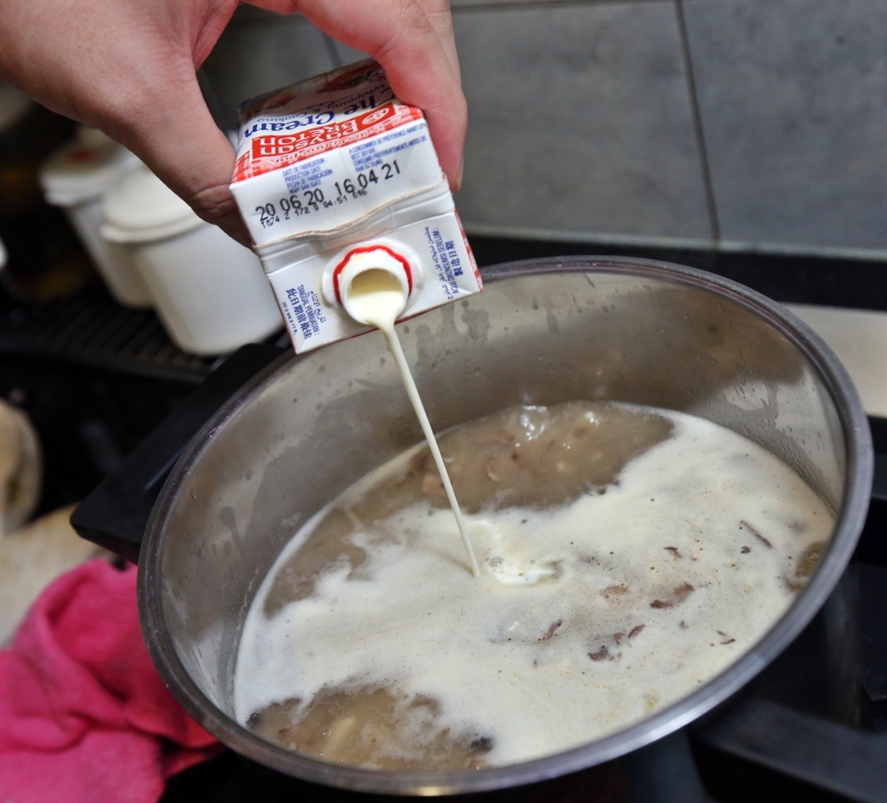 4.待汤汁煮至滚开后，加入鲜奶油，并搅拌均匀。同时加入胡椒粉及盐巴作为调味。