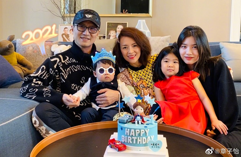 章子怡在微博晒出一家人帮儿子庆祝1岁生日的照片，一家五口生活美满；其中章子怡的曲发造型也甚为抢眼，有网民笑她有大妈的感觉。