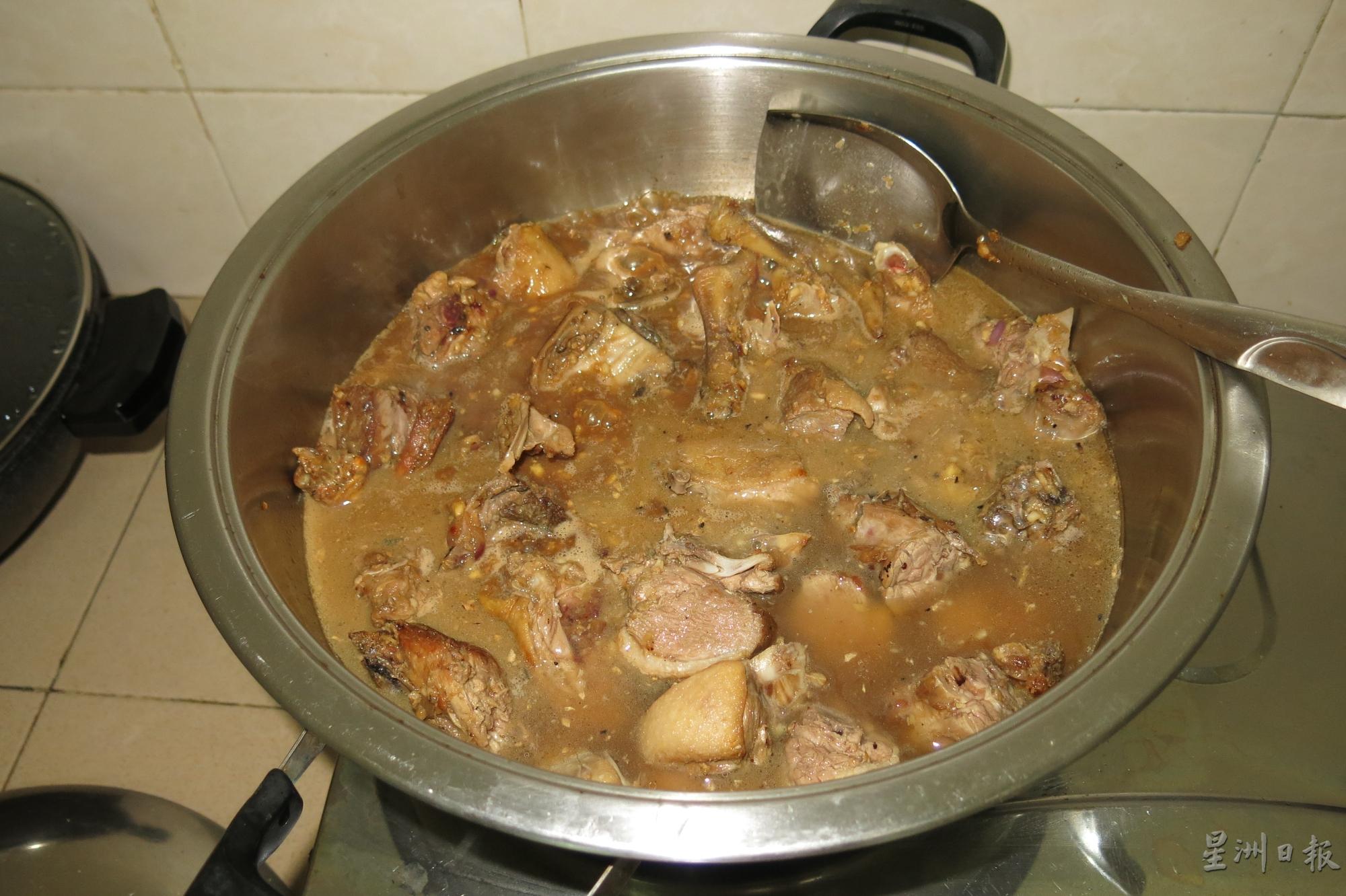 爆炒过的鸭肉也可以放入另一个焖锅中，并加入淹过鸭肉的水。

