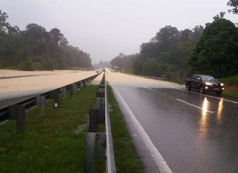 位于甘孟往到斯里再第198公里路面情况，双向道路均被水淹没，驾驶者受促折返，小心驾驶。（图取自马来西亚大道局（LLM）脸书）
