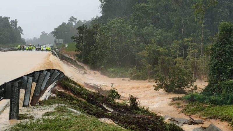 東海岸大道於馬蘭及斯里再也處往來吉隆坡方向路段發生特崩，圍欄也被水衝破。