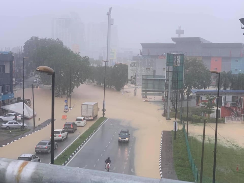 关丹马慕体育馆前面的林和历路被水淹没，几乎看不到路面状况，部分车辆受困在路中央无法离开。