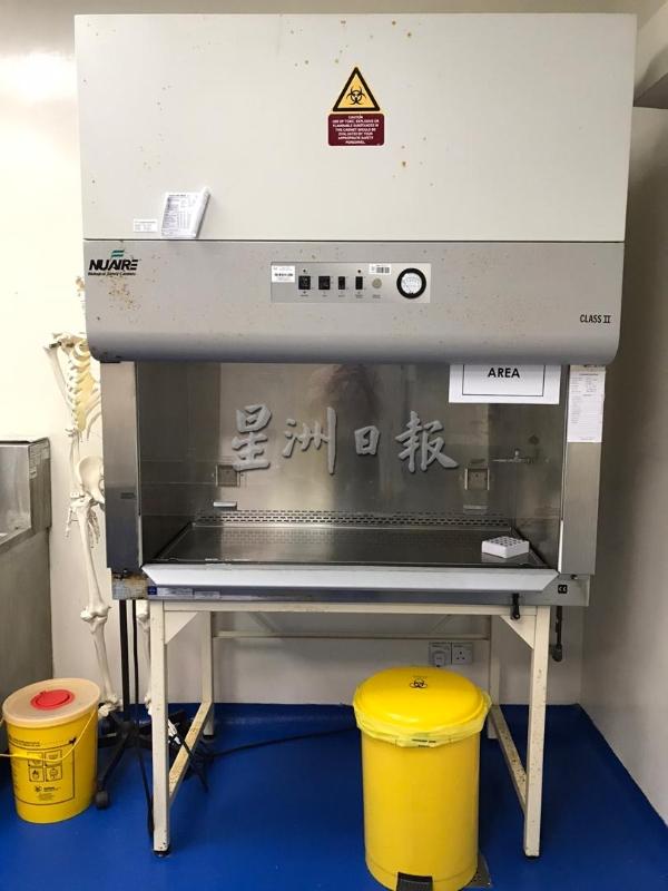 验尸间内设有生物安全柜（Biosafety cabinet），用于快速检测试剂盒（RTK）测试。