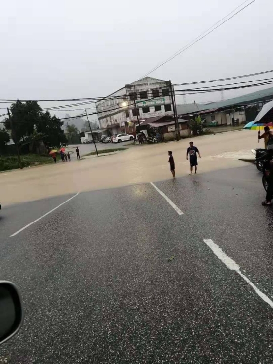 甘孟昇平板厂前方路段遭水淹没。