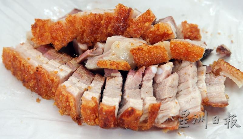许多喜欢吃烧肉的人都会选择烧腩这部分，由于选用菜园猪，所以算起来有九层肉之多，瘦肉和肥肉相间，皮脆肉香，口感恰到好处。