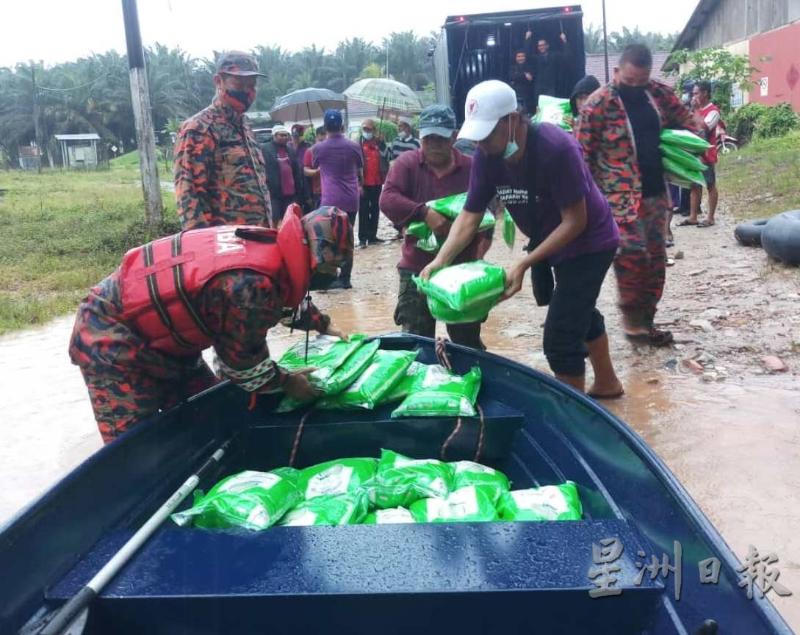古来马华区会志工团，志愿消防队等利用船艇到太子城水灾灾区派送救援物资。