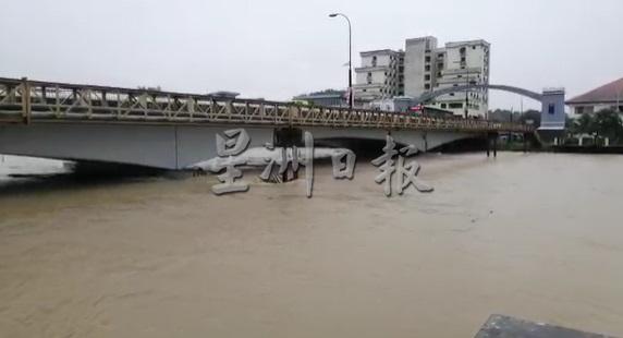 哥打丁宜桥今早可见柔佛河水位高涨，令当地居民担心2007年百年大水灾梦魇重演。