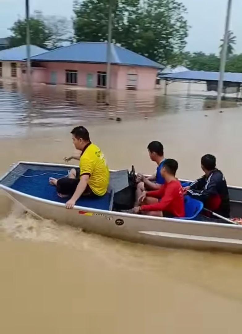 雙溪吉流和雙溪蘭低窪地區水災，村民出動船隻，協助疏散災黎。