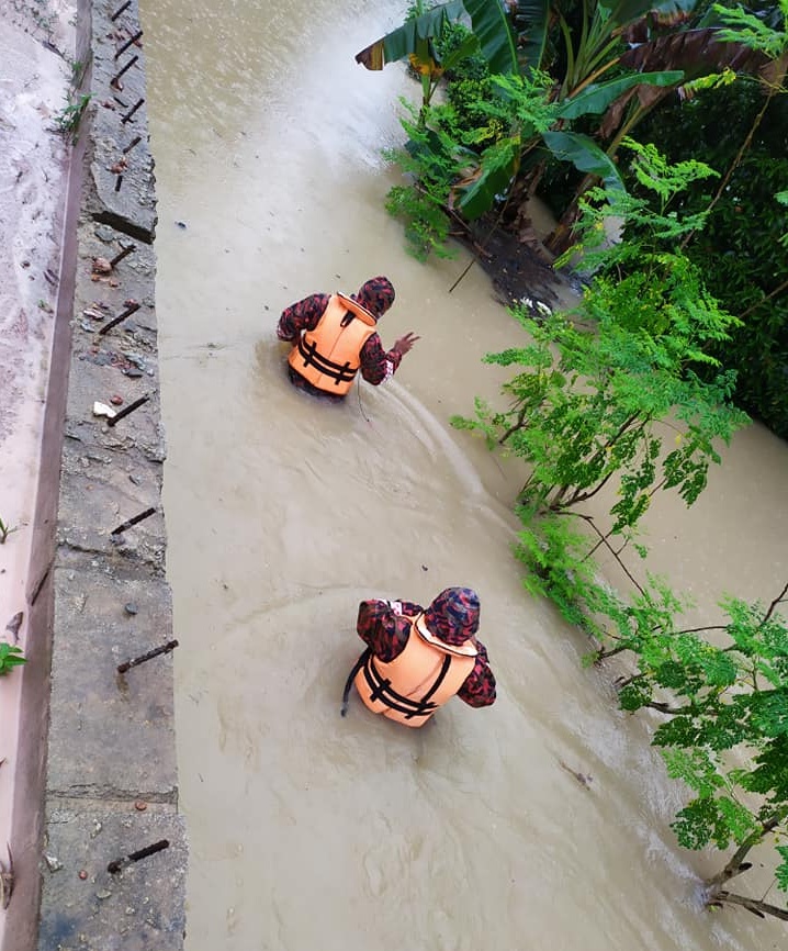 而連突及淡馬魯多區淹水，圖為淡馬魯風嶺園消拯員進入災區疏散災黎。