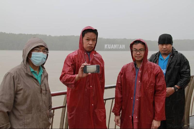 李健聪（右二起）、陈俊广、卡玛鲁再曼及叶志翔（右）亲自前往关丹河畔公园视察，证明该处没有出现严重淹水。