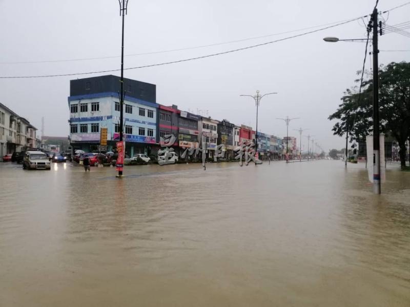 持续的雨势及涨潮令柔佛河水位高涨，导致哥打丁宜市区今早沦陷，水位最深达2尺，一些道路无法通行。