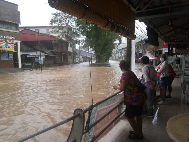 林明城镇大街淹水，居民望水兴叹。