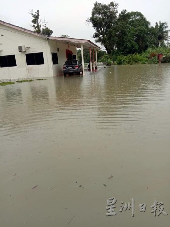 甘榜淹水，一些居民只好疏散到安全地点。

