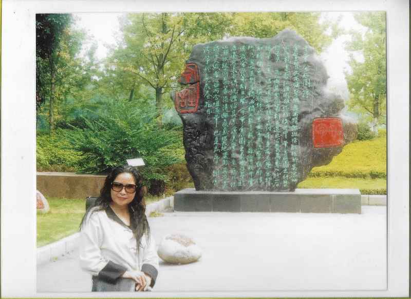古秀玉在桂林参观园林碑刻时摄。